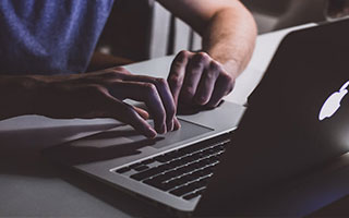 皇马那场比赛，中场休息回来之后不久，这个变化赛后才被反复提起